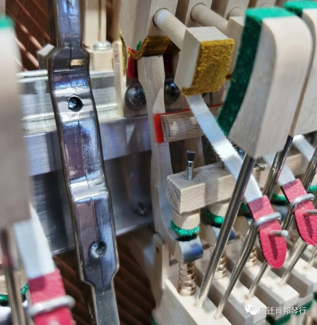 实木顶杆和ABS塑料哪个好？尚音琴行告诉您