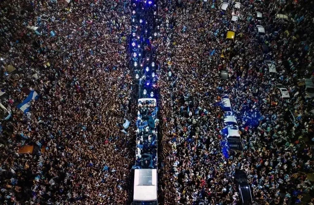 假如夺冠的不是阿根廷而是中国男足,疫情阴霾会烟消云散