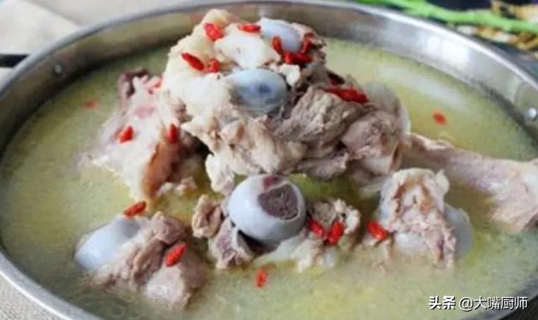 骨头汤加料,骨头汤不加料能白吗