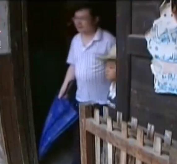 湖南一只八哥无视其他人，只向父子俩头顶浇粪，吓得爷俩不敢出门