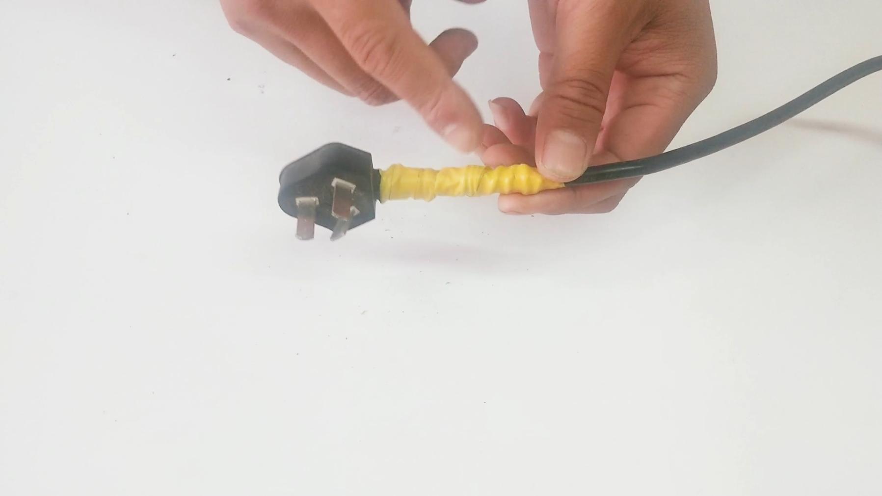 电线插头根部断了怎么用扎带修复,电线插头根部烧断了修复法