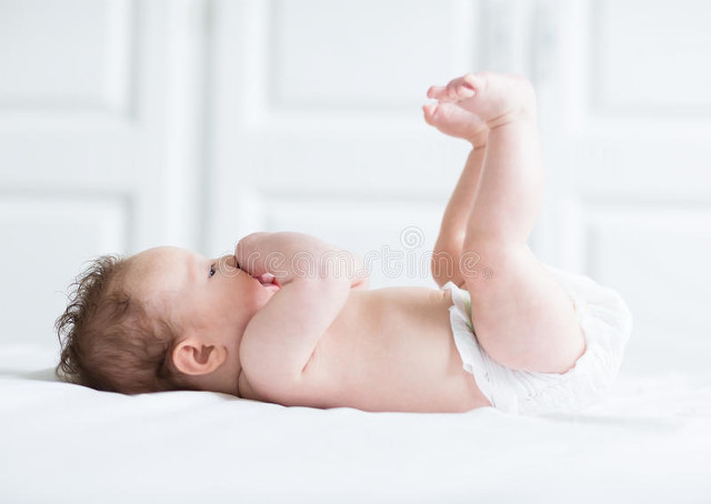 婴儿体检腿不对称怎么回事,医生说孩子两腿发育不对称