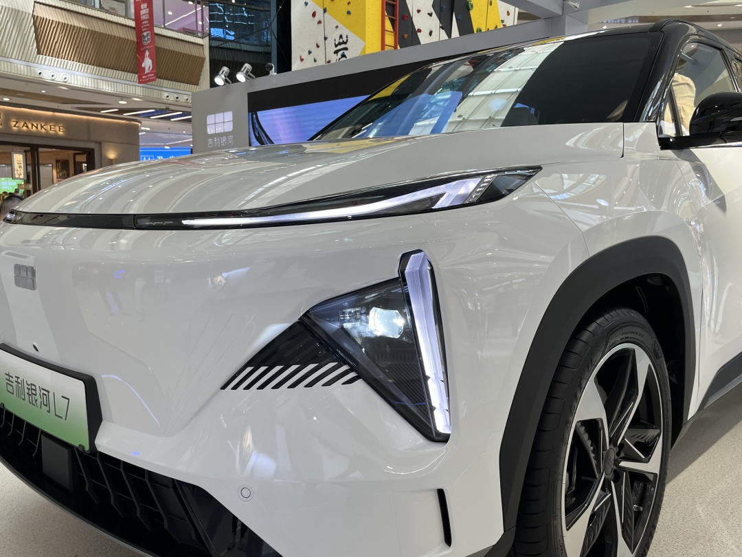 吉利银河l7全新suv棕灰,银河l7宋plusdmi数据对比