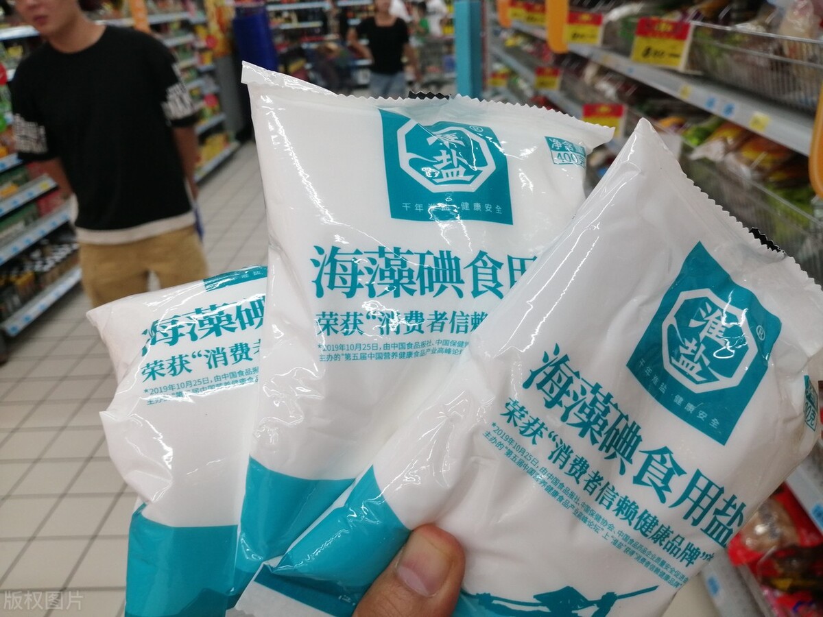 神回复：为啥吴亦凡那么有钱不请张三给他辩护，要请其他律师？