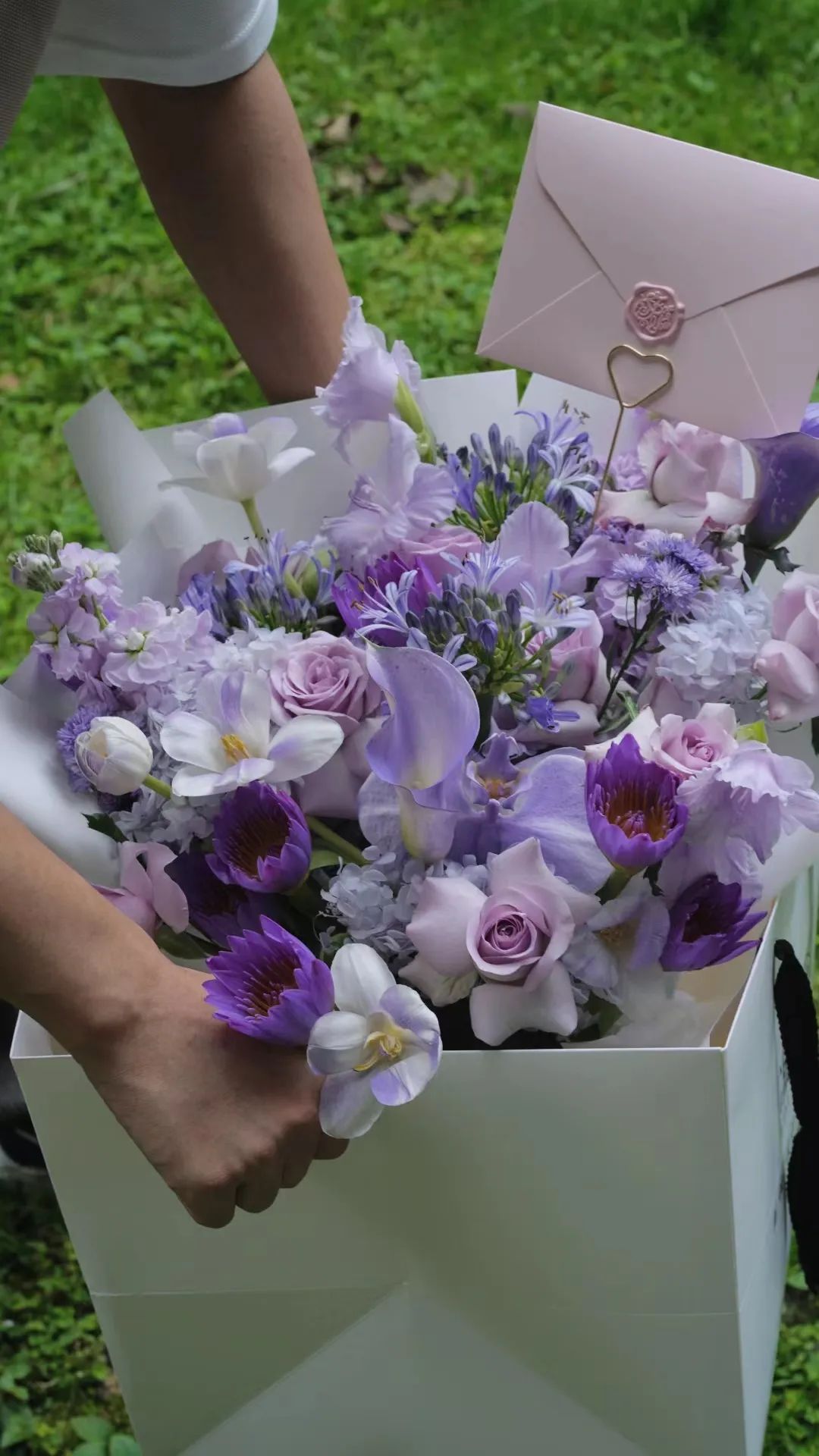 22岁，疫情下开62㎡花店，月营业额做到6万元，独特是他的标签