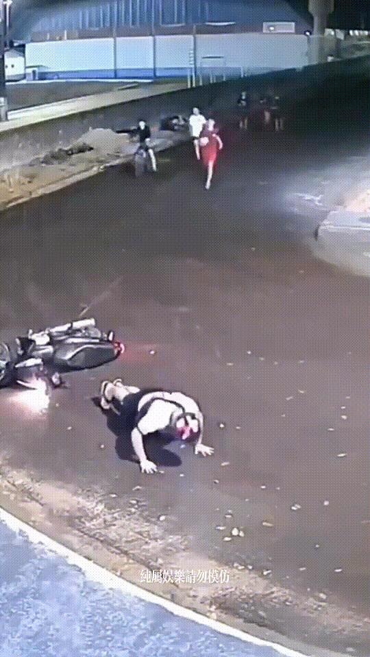 女朋友平胸我该怎么安慰,女朋友平胸该怎么安慰