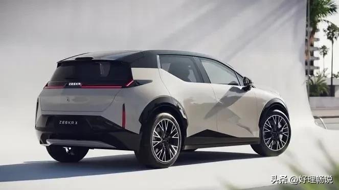 雪地上的喜鹊开饭了！喜欢出游的人们有新期待了！