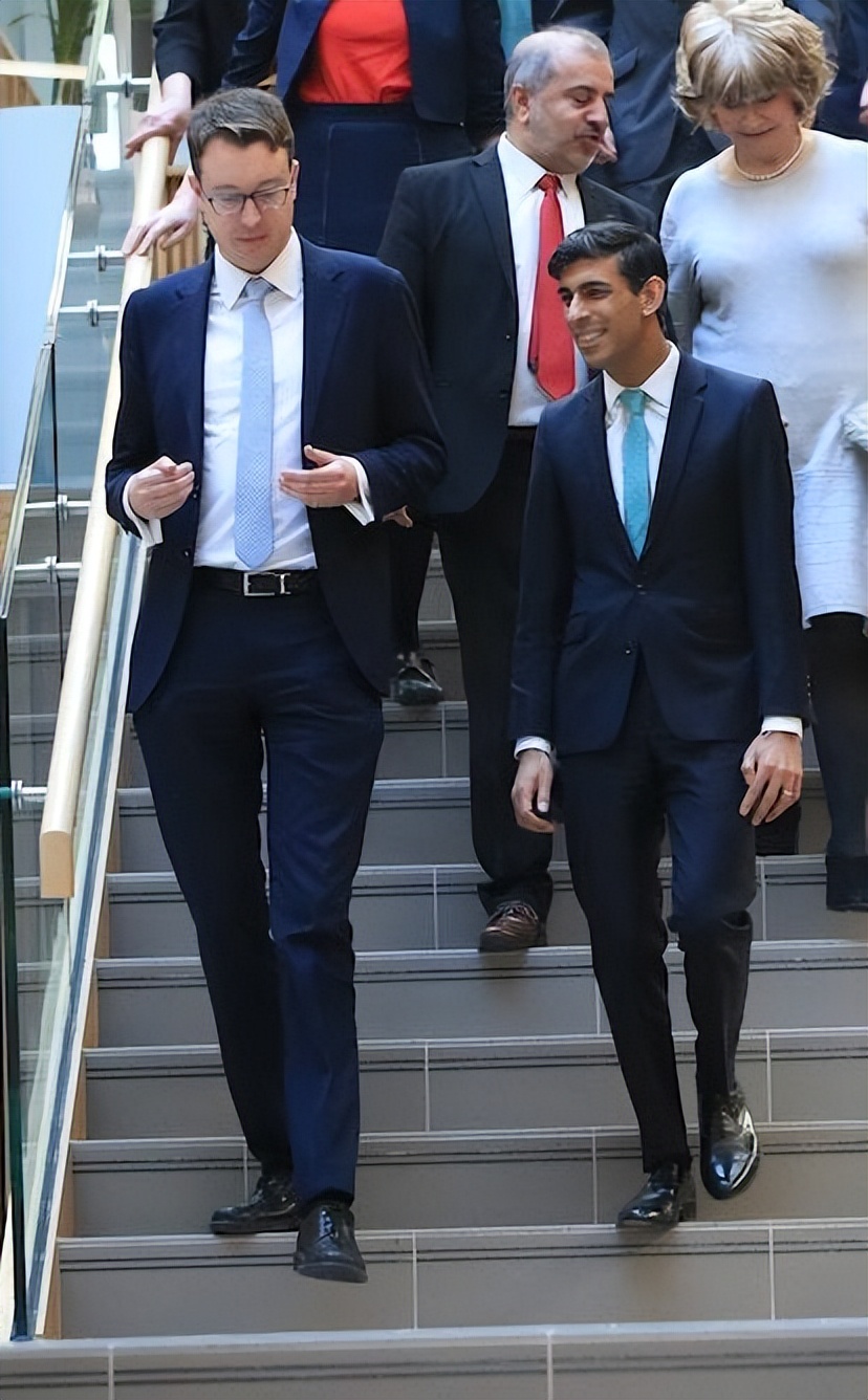 英国议员与苏纳克合影,英国首相苏纳克被支持吗