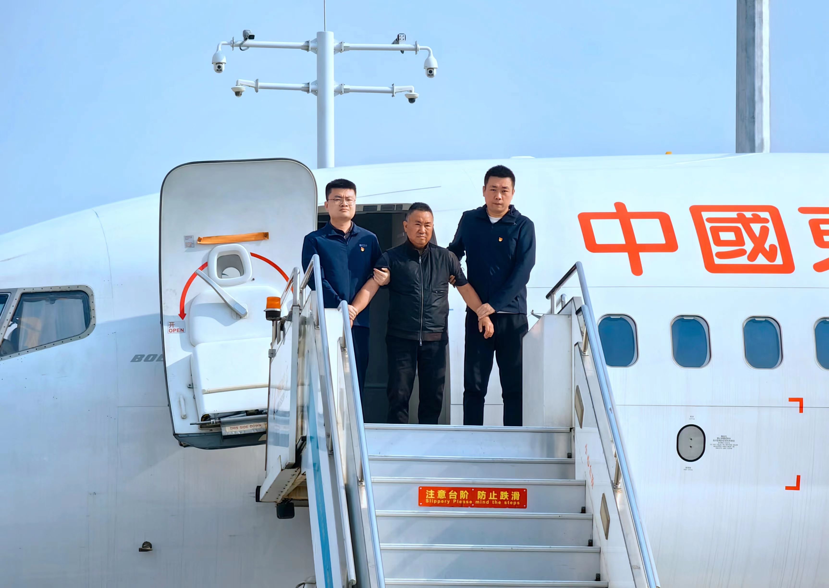 反腐进行时又有3人被查,落马官员“现身”反腐大片