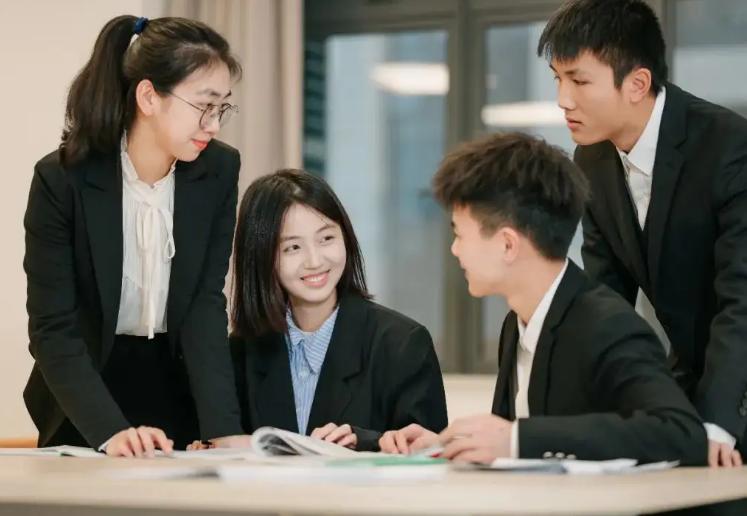 张雪峰建议家长不要给女儿选金融,张雪峰说了学金融能不能放得开