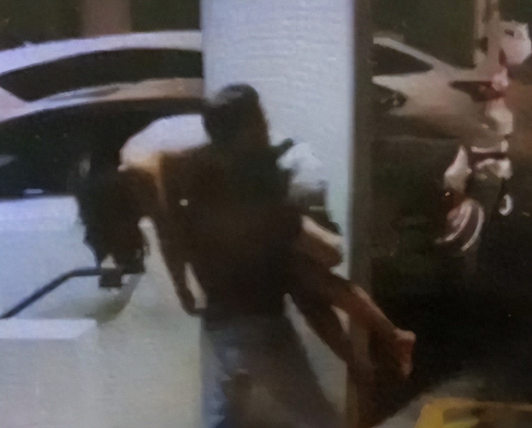 江苏51岁大姐醉酒被人扛走,51岁大姐醉酒被人扛走