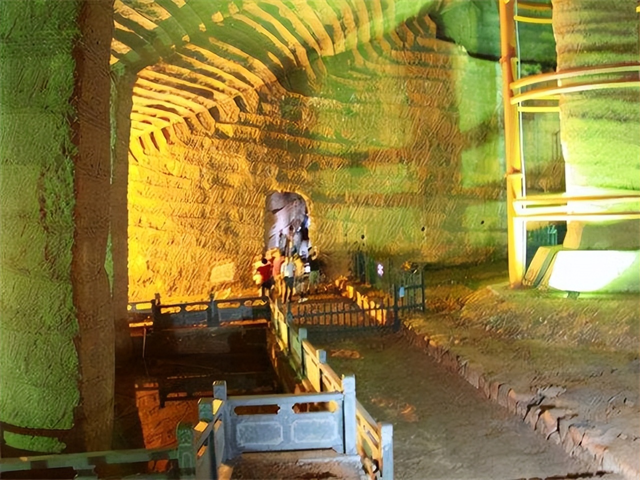 浙江水塘抽干发现宫殿,水潭被村民抽干后惊现千年宫殿