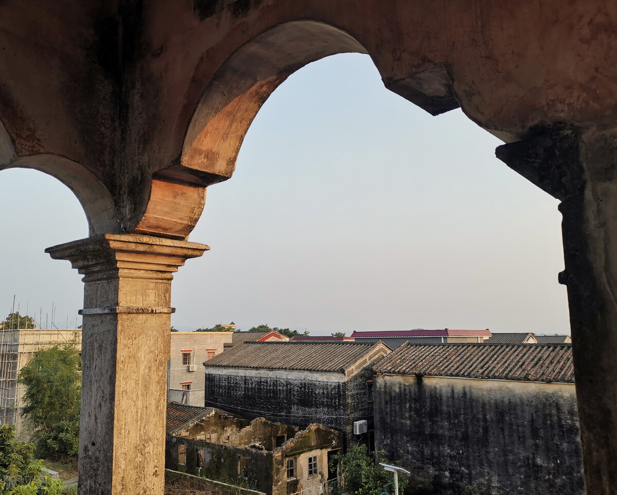 看完浮月村洋楼又去开平看碉楼,浮月村碉楼和梅家大院