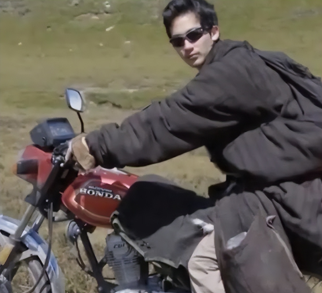 2004年，美国女孩入藏寻根，嫁农村小伙生3女儿，1条围巾卖1万元