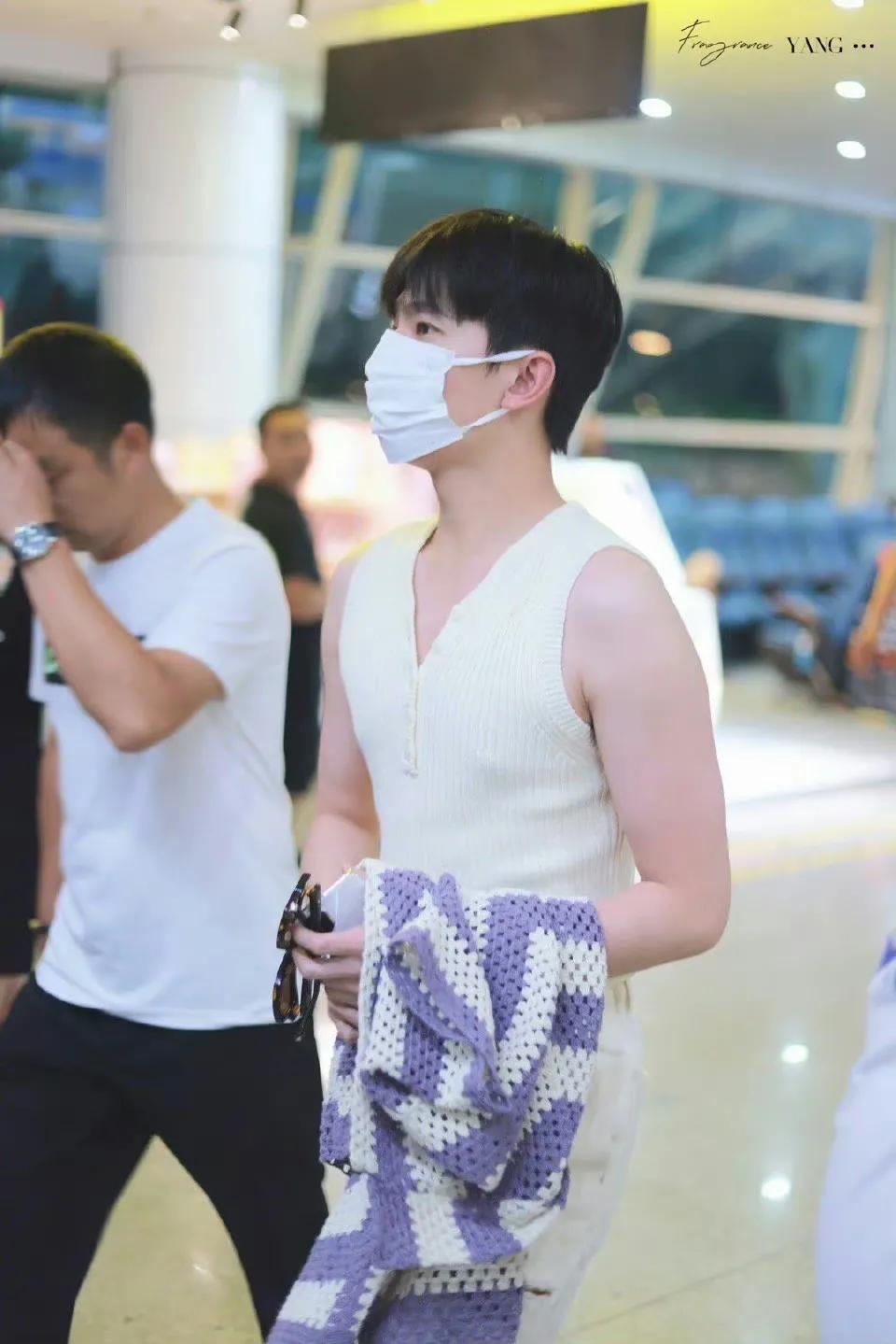 杨洋针织外套牛仔裤亮相,杨洋穿修身运动服