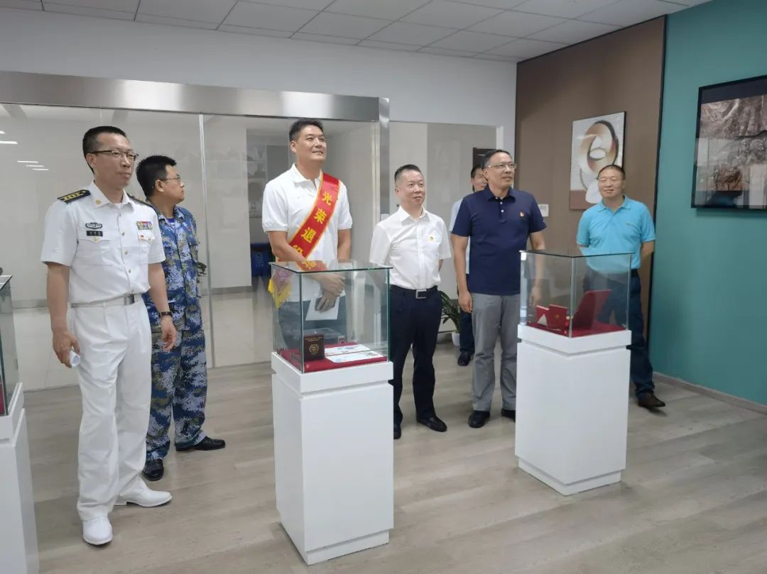 逐月领取退役金3个三等功累加吗,8次一等功的英雄几次特等功