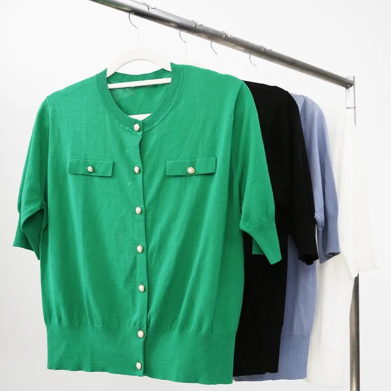 穿来穿去还是黑白配最高级,开衫薄毛衣外套时髦洋气