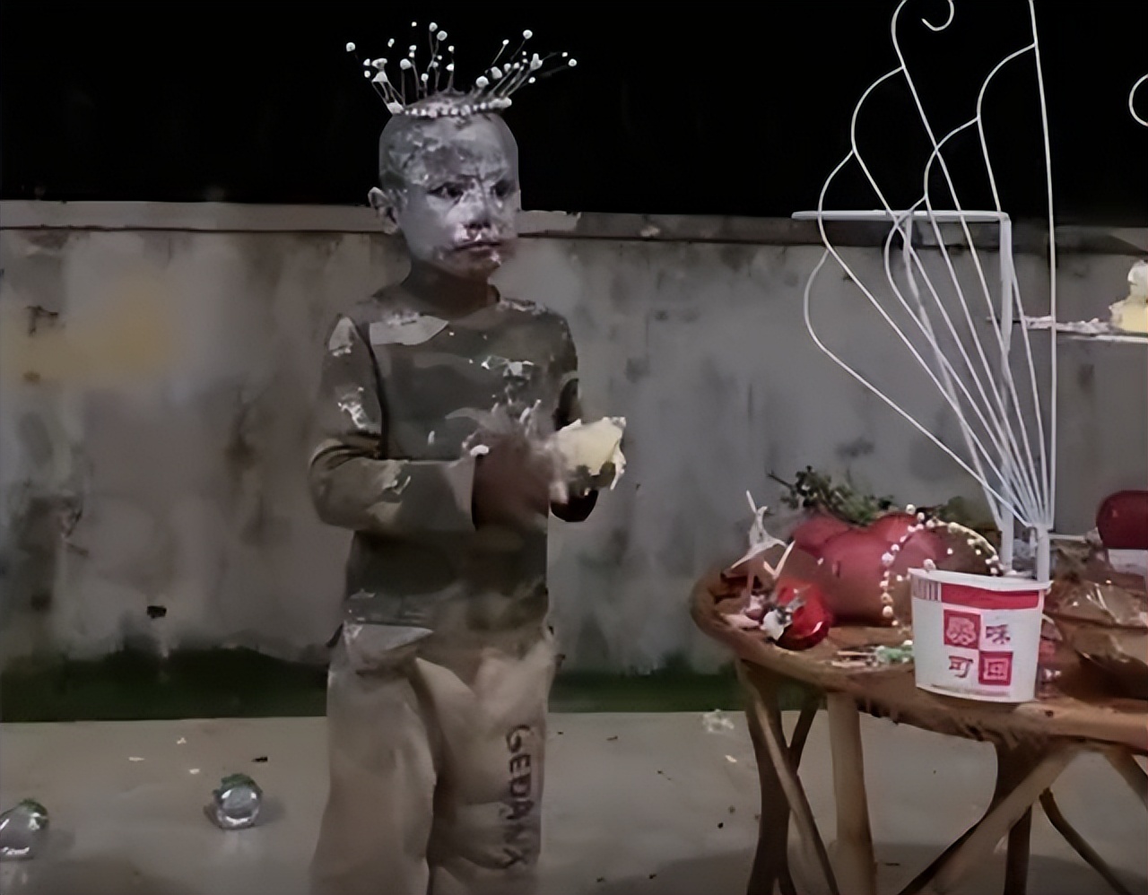 云南一女子生日，熊孩子戴皇冠手抓蛋糕糊一脸，女子：比我还隆重