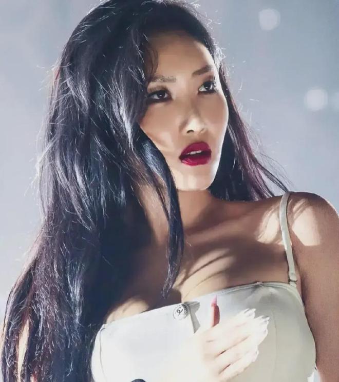 韩国女星舞台上，一摸一舔惹大祸，华莎涉演出淫乱罪被警方传唤