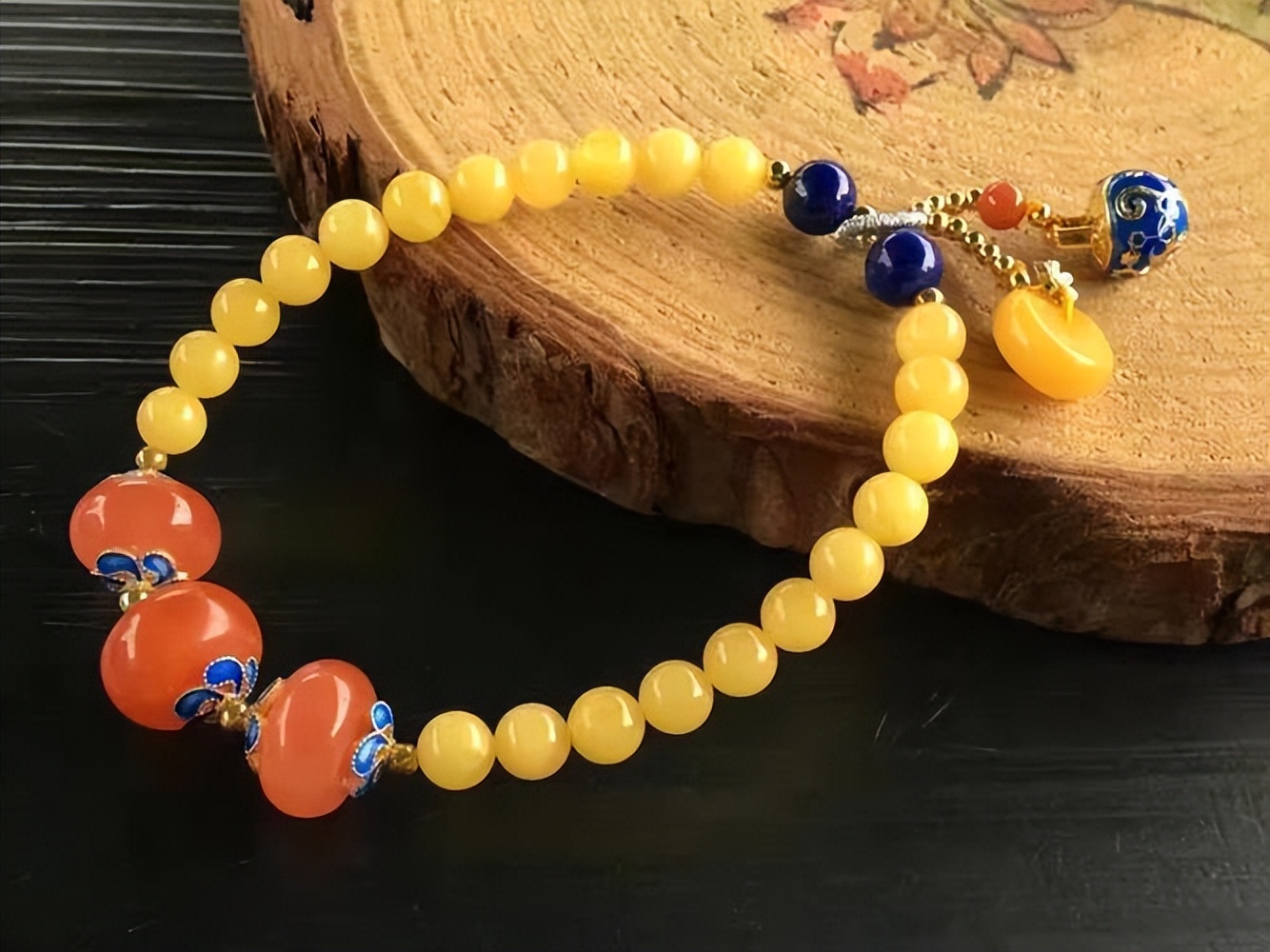 如何把玩琥珀蜜蜡手串变亮呢,琥珀蜜蜡手串适合女士吗