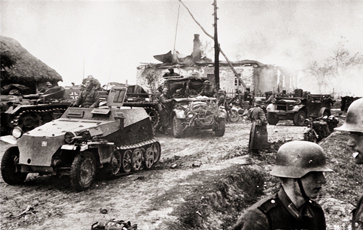 320名纳粹漂亮女兵：怕被苏军报复，狂欢后集体选择自杀