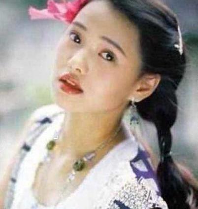 被母亲“锁铁链”，被姐夫打喂狗食，伊能静：曾活得像只野狗