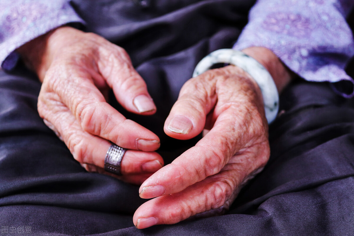 我的八字弱，母亲给做了桃树枝的红布包包