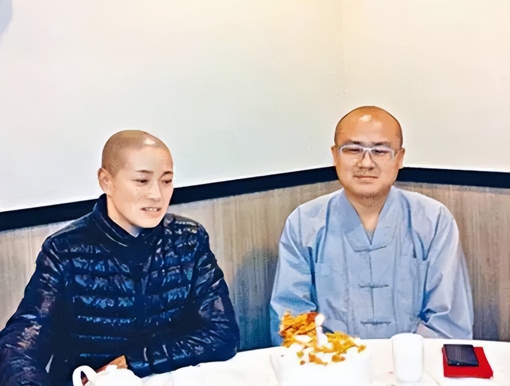 女住持白天拜佛晚上偷和尚，穿*袜丝**戴假发，开百万豪车住千万别墅