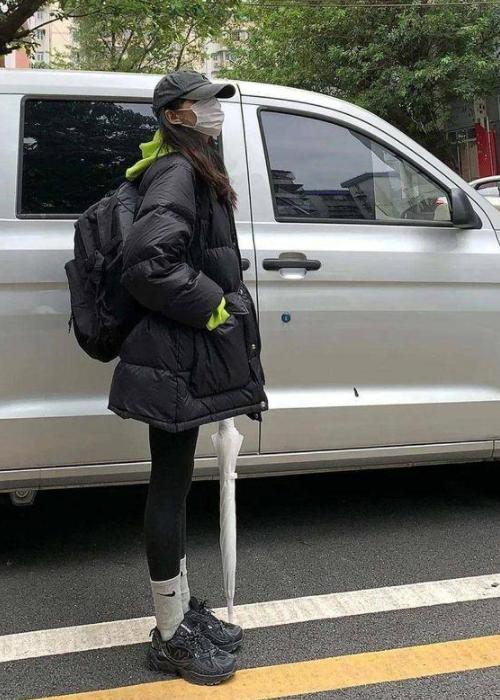 长款羽绒服鲨鱼裤老爹鞋,宽松羽绒服搭配鲨鱼裤老爹鞋