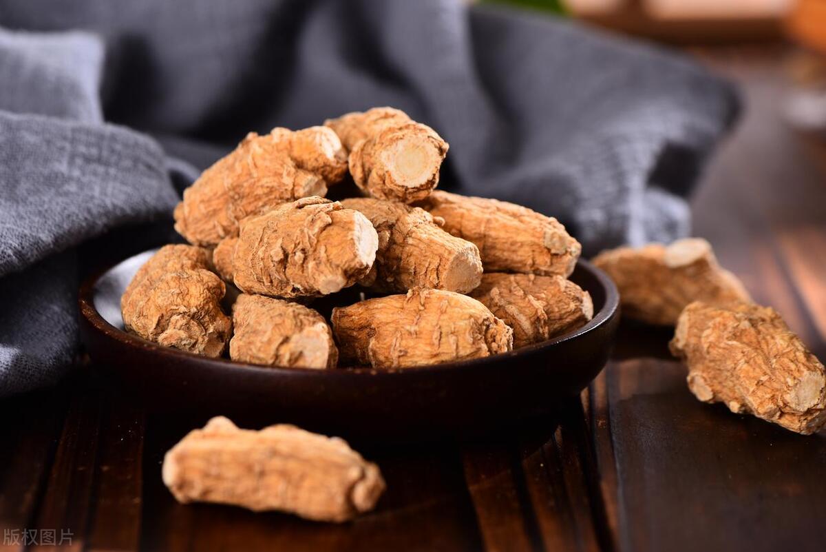 阴囊潮湿，手足心汗，是脾失调，一剂理中汤，十味药20剂治愈