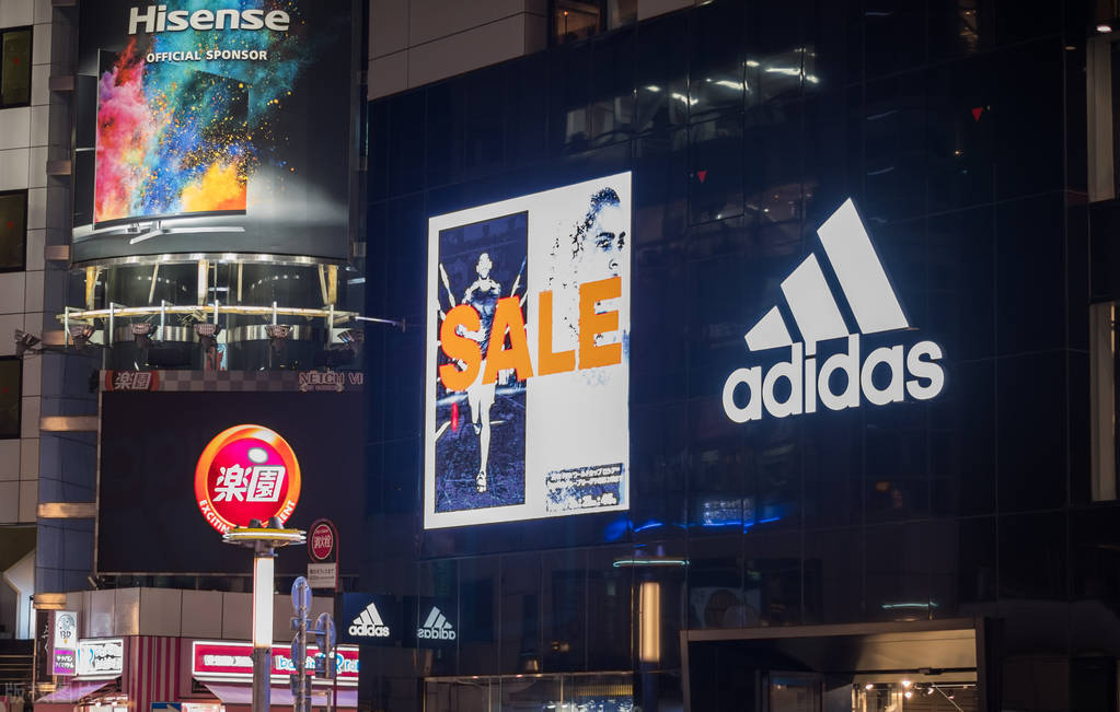 阿迪达斯关闭店面打折,阿迪达斯在中国有多少关闭的商铺