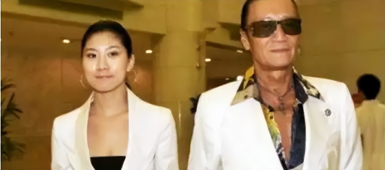 相差49岁的爷孙恋，12年后换回2000万分手费，coco这么做值吗？