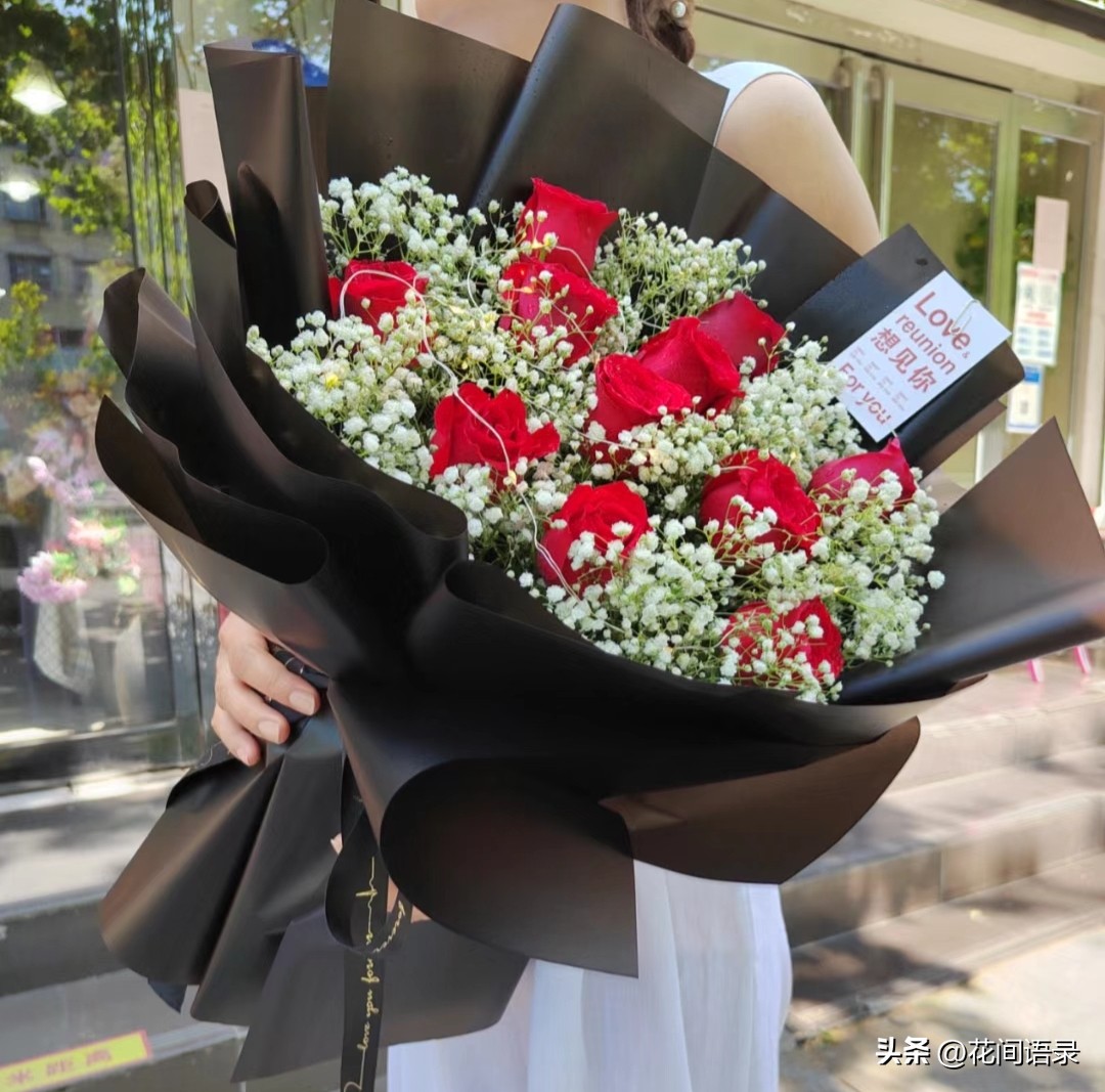 男子送四川女友巨型玫瑰花,小伙送玫瑰花给女友