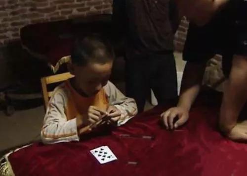 猫眼男孩夜晚看书,广西男童拥有蓝色猫眼