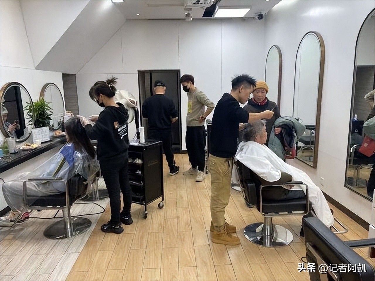 女子被理发店剪坏刘海崩溃大哭,女子理发店剪头发被剪坏后续