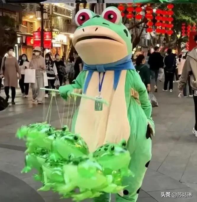 网红青蛙遭城管制止，无奈脱掉衣服，有话不能好好说吗？
