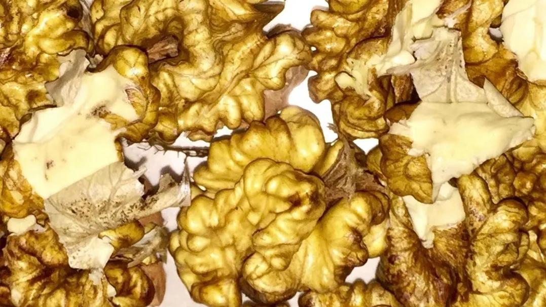 吃个鲜核桃真不容易,吃鲜核桃的季节到了