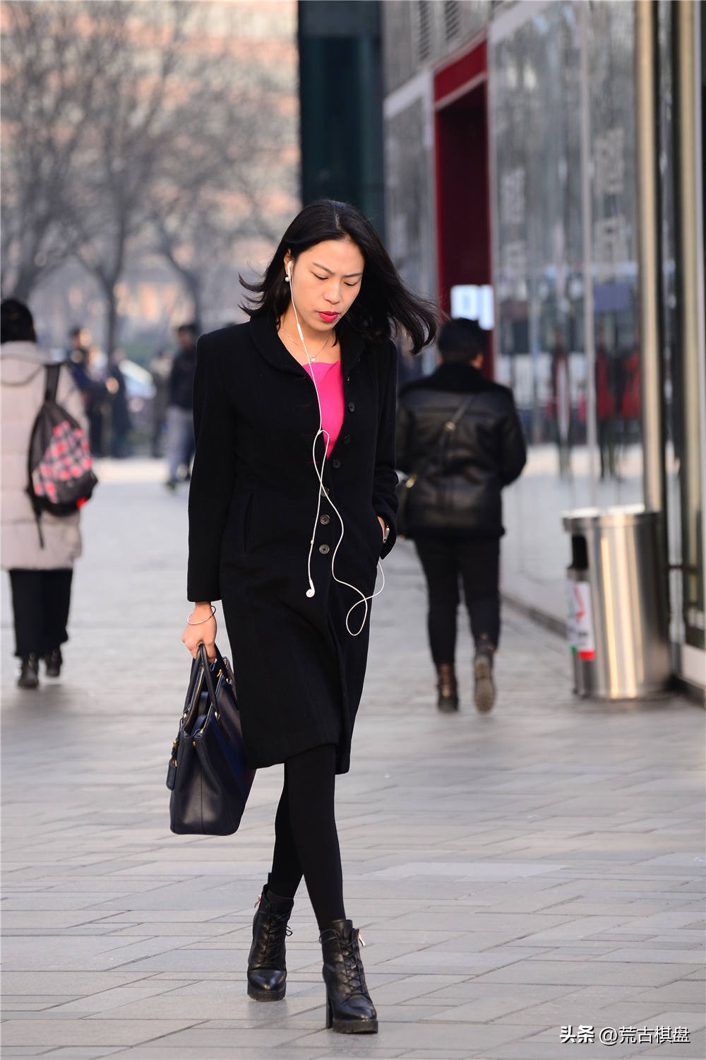 穿短靴出门,短靴配裙子轻松显气质时尚