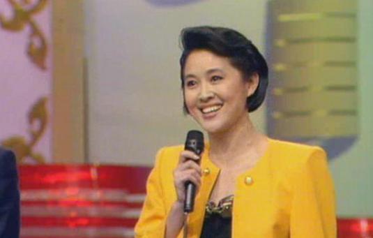 主持春晚13载，和董卿上演回忆杀，用4张白纸“骗”了观众30年