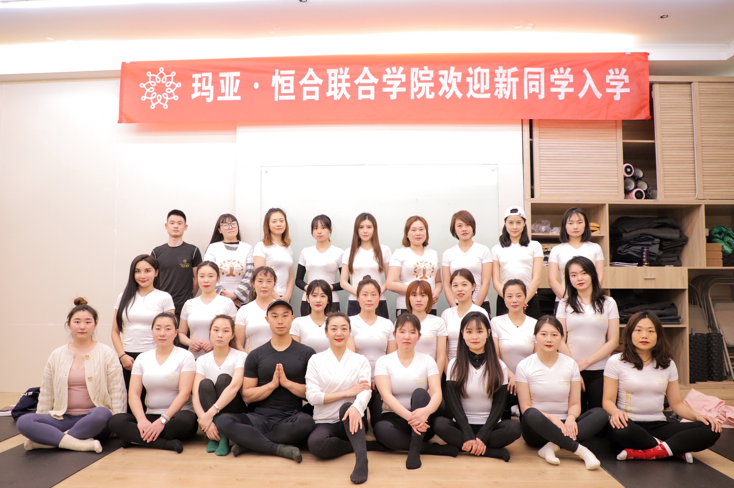 做瑜伽老师挣钱么,开个瑜伽工作室挣钱吗