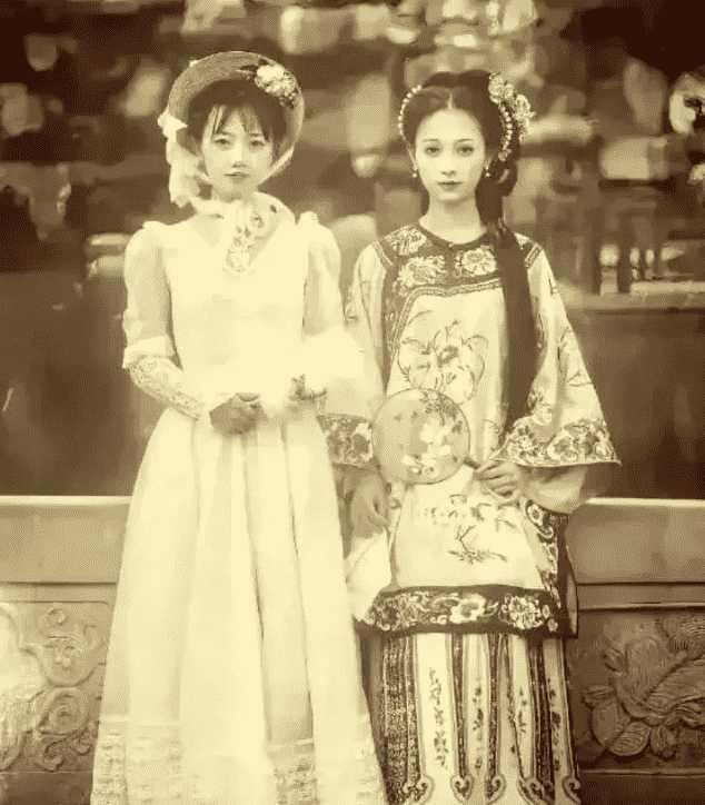 1900年，北京富户人家，服饰臃肿华美，精神状态很佳