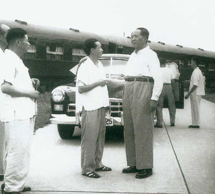 52年毛主席游孔林，突听“砰”一声响，他问孔子后人：这常打枪吗