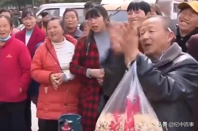 男子街头乞讨赚1000万,男子街头手擦烧红铁链卖药