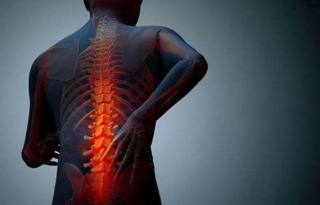 后背肩胛骨部位疼痛是什么原因,后背肩胛骨下方疼痛是心脏问题吗