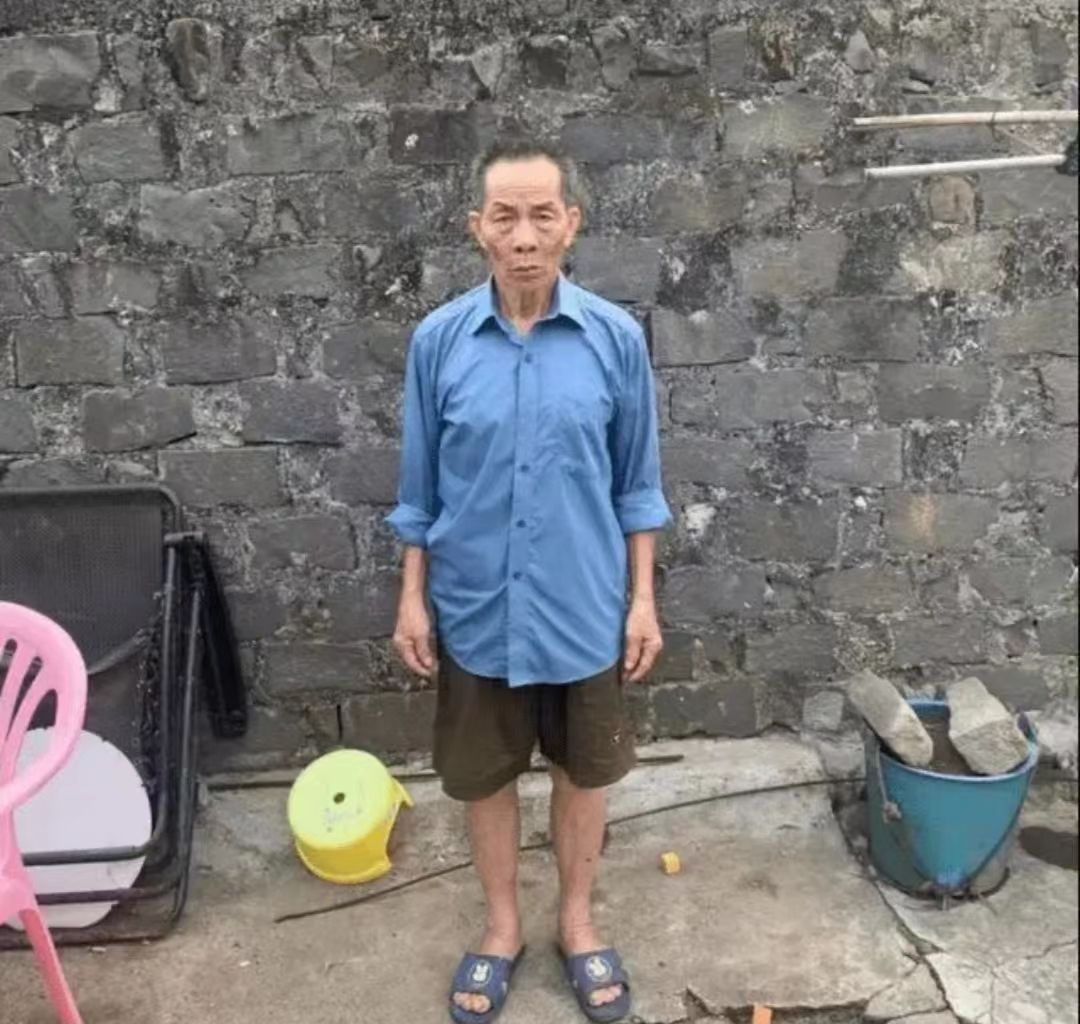 祸从天降小男孩,醉酒男掐孙子爷爷持刀伤人