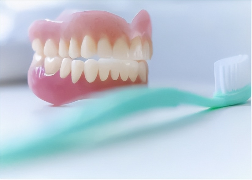 你的假牙什么时候掉,你的假牙够干净吗