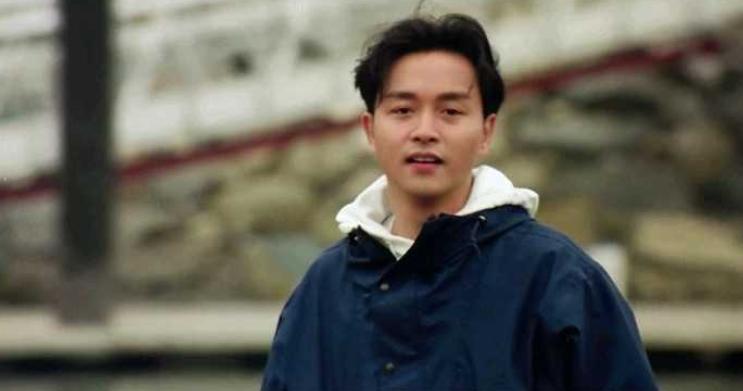 张国荣：被继母淋尿，原生家庭让他苦不堪言，46岁跳楼全身是伤