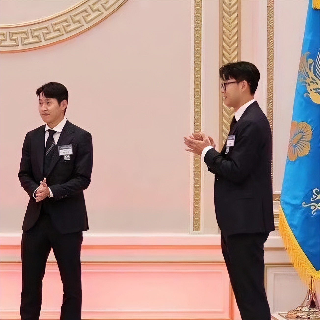 有牌面！孙兴慜和韩国总统、总统夫人站在一起，并赠送世界杯战袍