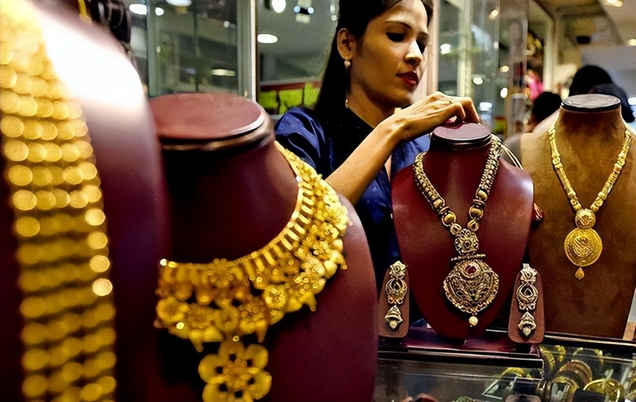 印度人嘲讽中国游客穷，根本不购买东西，到底为什么?