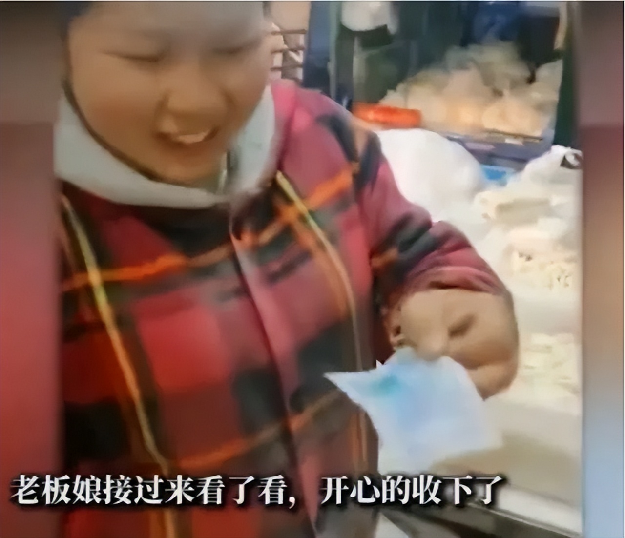 温州卖面条老人,浙江温州老人用手画钱币买面条